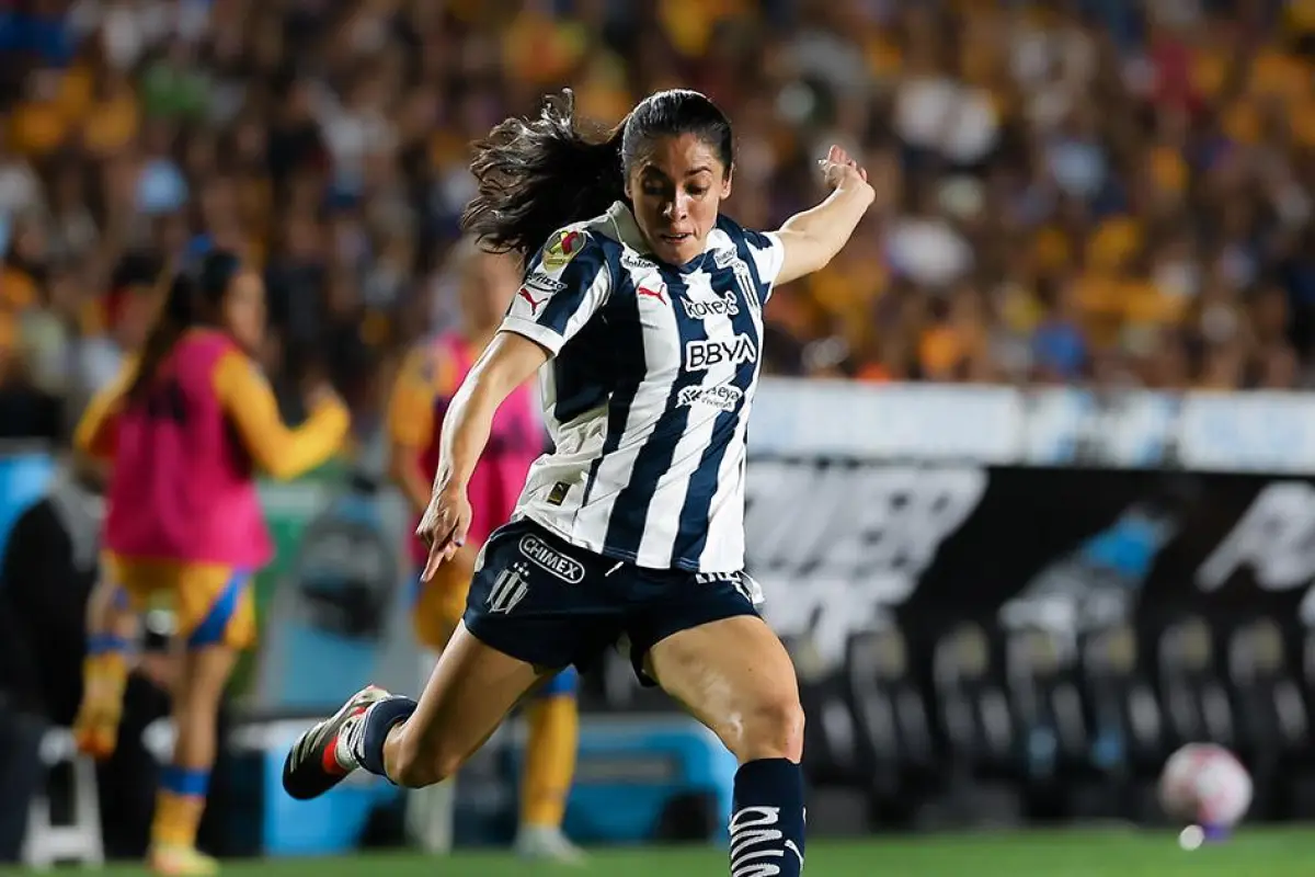 La futbolista guatemalteca Ana Lucía Martínez - Rayadas