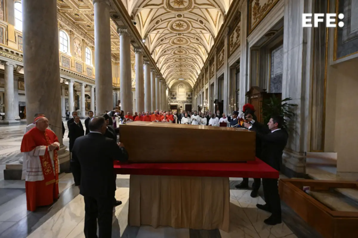 El entierro del papa Francisco en la basílica de Santa María la Mayor se produjo ante el cardenal camarlengo, Kevin Joseph Farrel, y los familiares del pontífice tras el funeral celebrado en la plaza de San Pedro ante 250, 000 personas