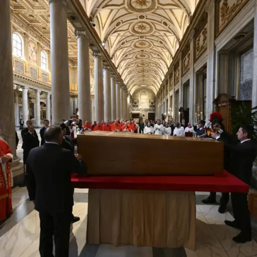El entierro del papa Francisco en la basílica de Santa María la Mayor se produjo ante el cardenal camarlengo, Kevin Joseph Farrel, y los familiares del pontífice tras el funeral celebrado en la plaza de San Pedro ante 250 ,000 personas