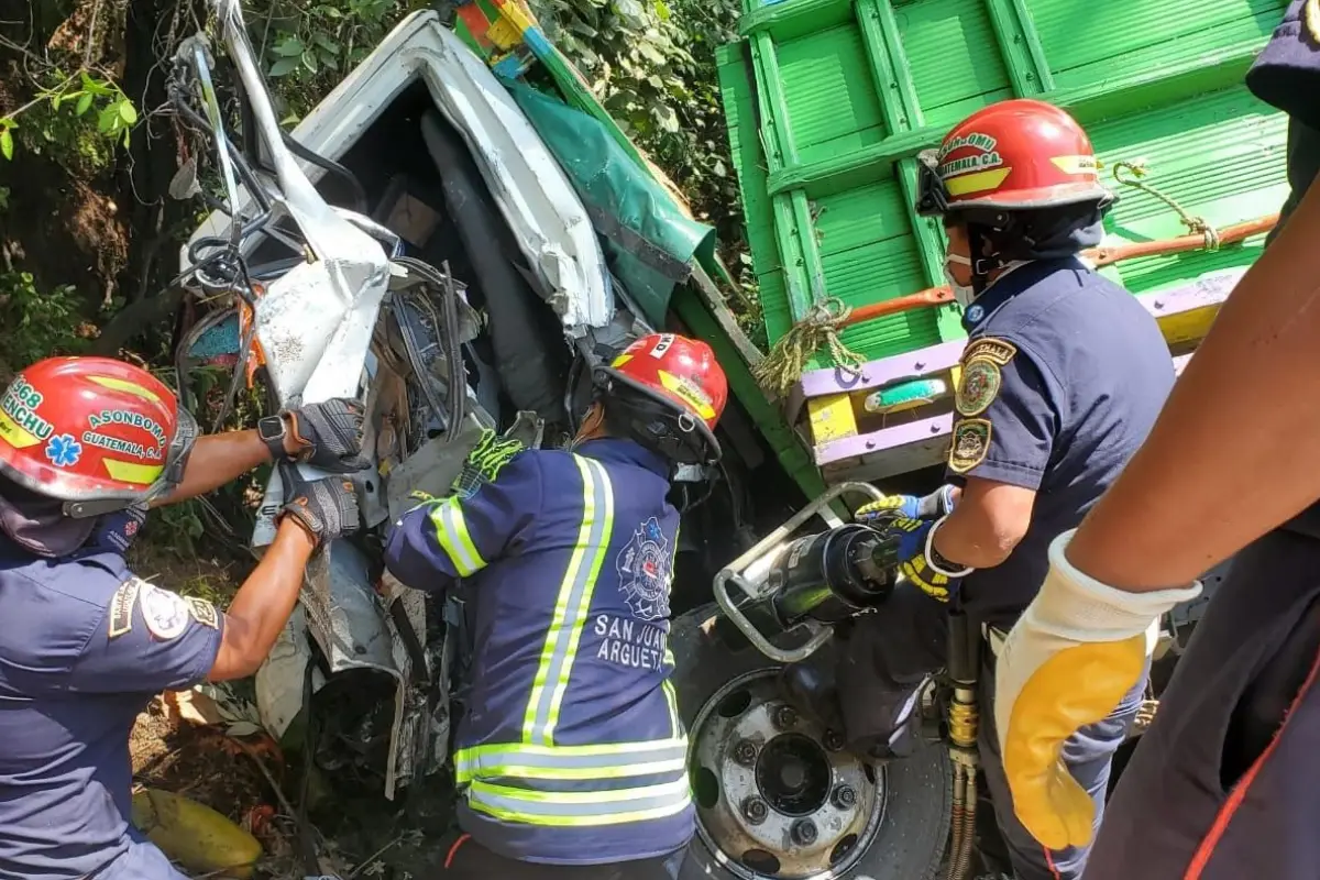 Los Bomberos Municipales Departamentales intentaron reanimar a la persona fallecida., Bomberos Municipales Departamentales. 