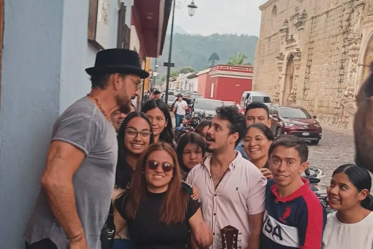 Ricardo Arjona y un momento para recordar en Antigua Guatemala, Il Trovatore Della Citta/Instagram