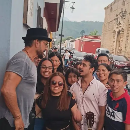 Ricardo Arjona y un momento para recordar en Antigua Guatemala ,Il Trovatore Della Citta/Instagram