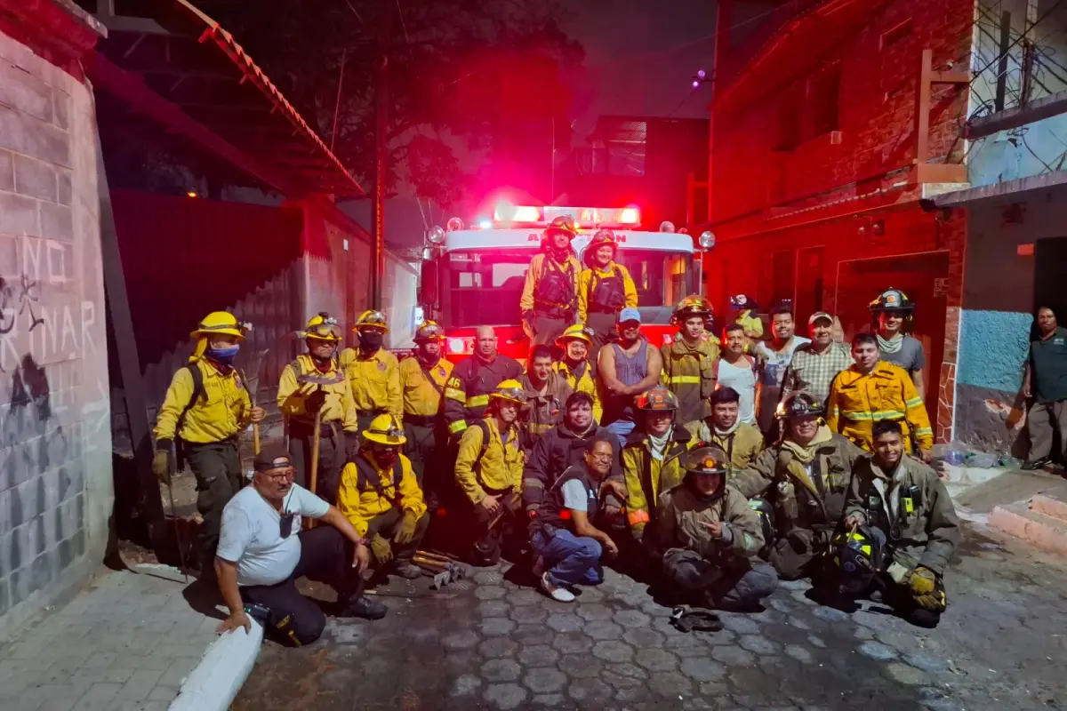 Bomberos Forestales lograron apagar un incendio ocurrido en Amatitlán, luego de varias horas de esfuerzo y trabajo duro. , Conred.