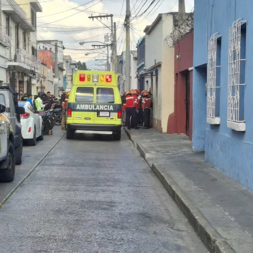 El ataque armado dejó tres adultos y un menor de edad muertos en la zona 1. ,Bomberos Municipales. 