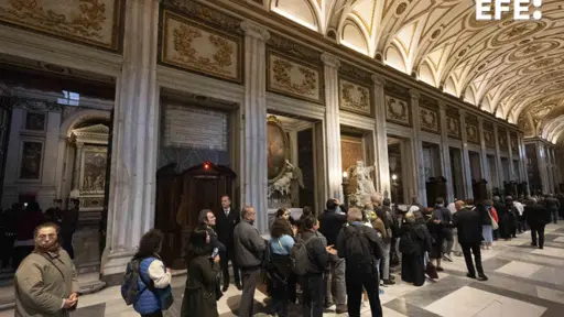 Cientos de fieles visitan la tumba del papa Francisco en la basílica de Santa María la Mayor de Roma que abre sus puertas este domingo a primera hora , EFE/Vatican Media -SOLO USO EDITORIAL/SOLO DISPONIBLE PARA ILUSTRAR LA NOTICIA QUE ACOMPAÑA (CRÉDITO OBLIGATORIO)-