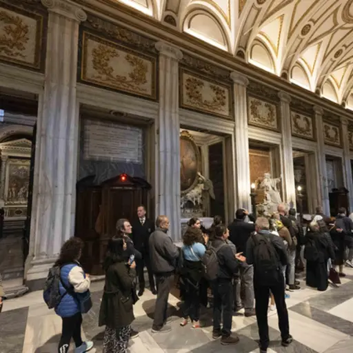 Cientos de fieles visitan la tumba del papa Francisco en la basílica de Santa María la Mayor de Roma que abre sus puertas este domingo a primera hora , EFE/Vatican Media -SOLO USO EDITORIAL/SOLO DISPONIBLE PARA ILUSTRAR LA NOTICIA QUE ACOMPAÑA (CRÉDITO OBLIGATORIO)-