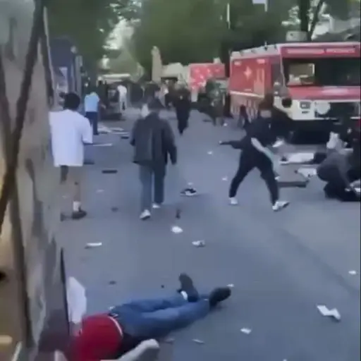 Captura de video que muestra el momento después de un atropello masivo contra una multitud que asistía a un festival callejero en la ciudad de Vancouver, en el extremo oeste de Canadá, en el que Varias personas murieron y otras resultaron heridas , EFE/JC Janiola -SOLO USO EDITORIAL/SOLO DISPONIBLE PARA ILUSTRAR LA NOTICIA QUE ACOMPAÑA (CRÉDITO OBLIGATORIO)-