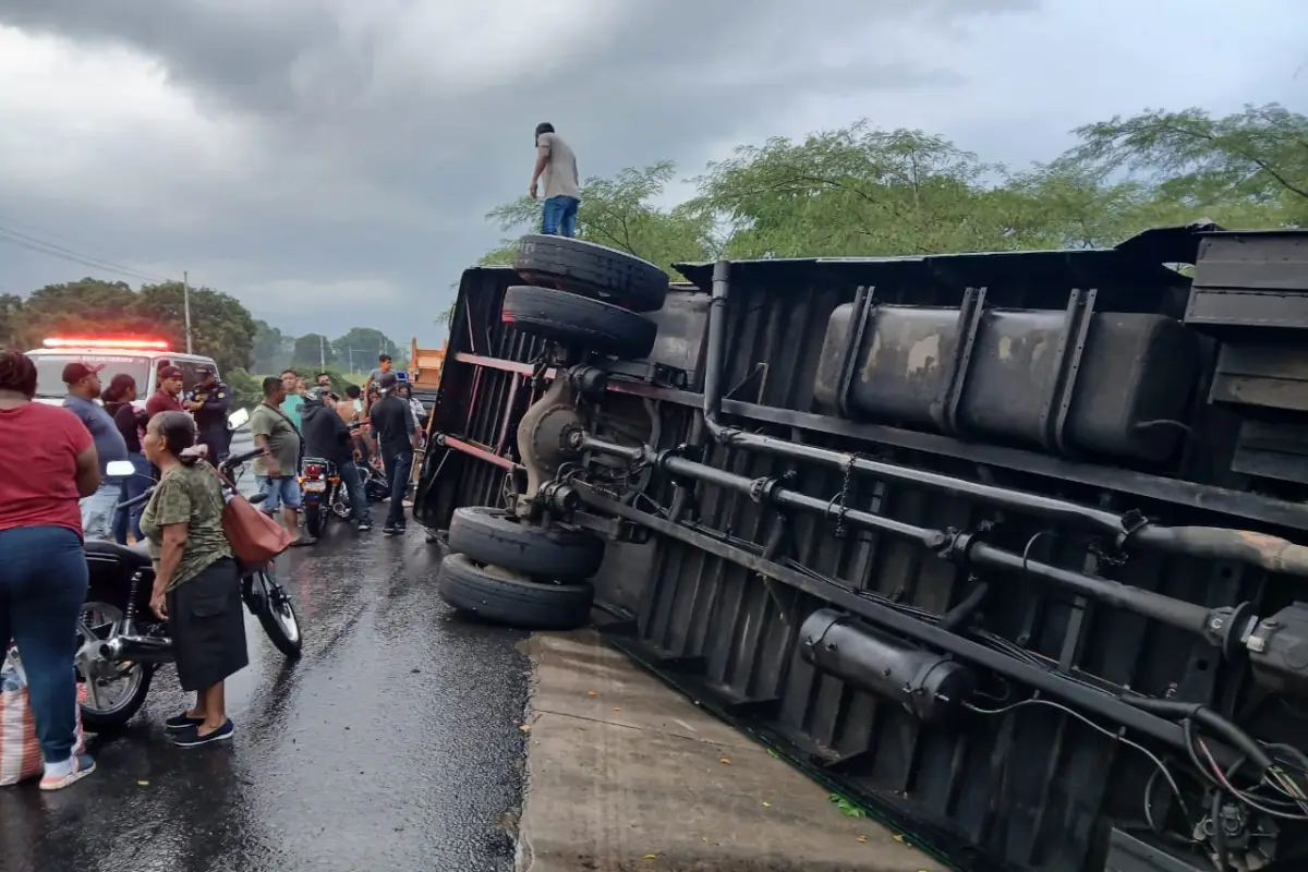 La unidad de transporte volcó por el asfalto mojado en la ruta hacia Taxisco, Bomberos Voluntarios.
