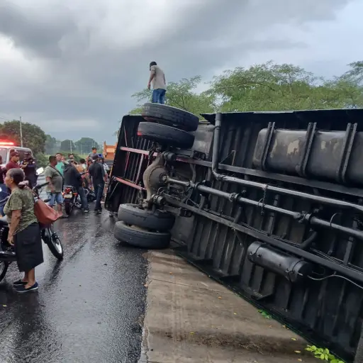 La unidad de transporte volcó por el asfalto mojado en la ruta hacia Taxisco ,Bomberos Voluntarios.