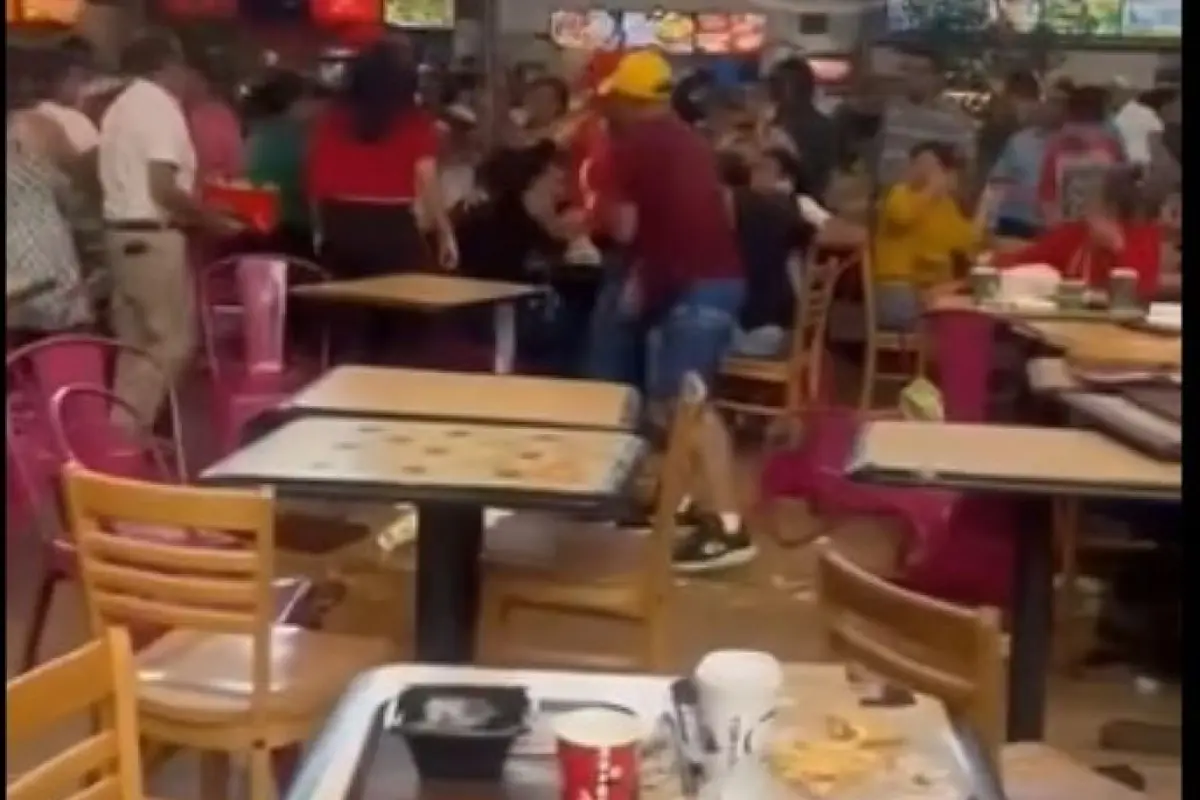 Dos grupos de personas protagonizaron un momento bochornoso en una centro comercial., Captura de pantalla. 
