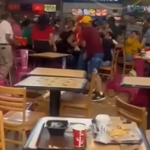 Dos grupos de personas protagonizaron un momento bochornoso en una centro comercial. ,Captura de pantalla. 