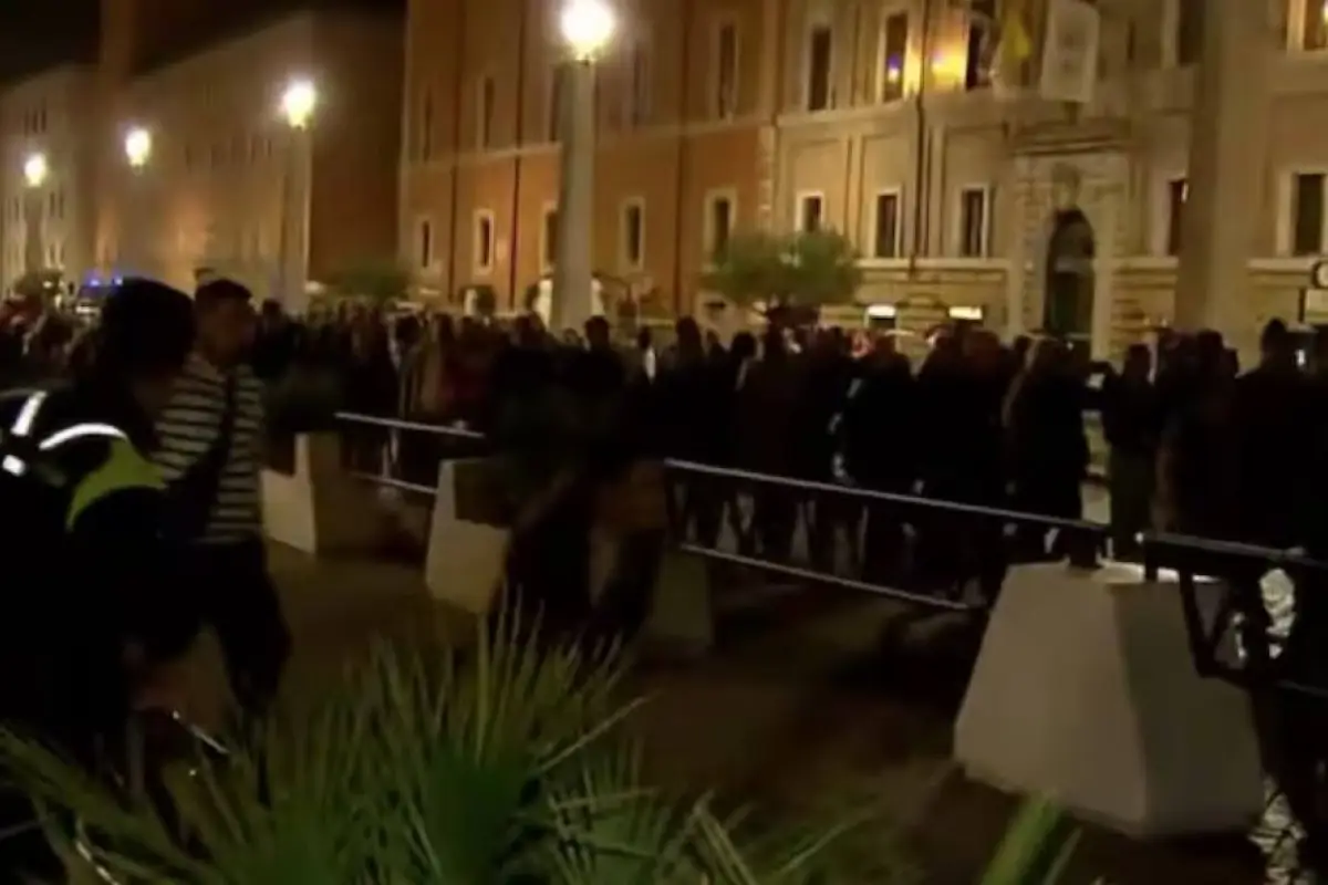 Tensión y estampida en el Vaticano., Redes sociales