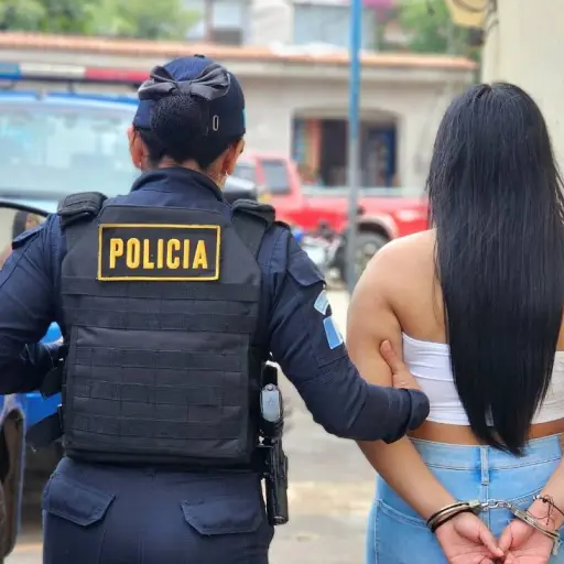 Mujer armada fue detenida antes de atacar. ,PNC