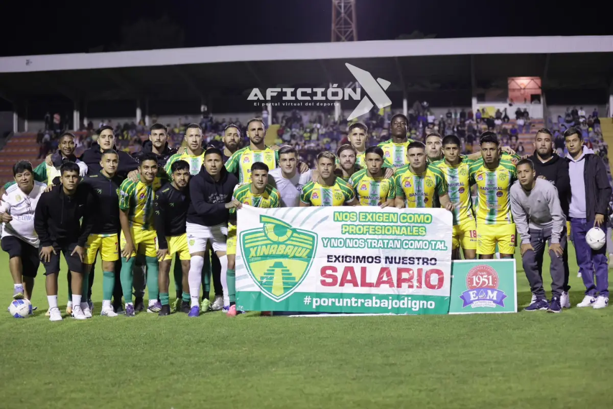 Jugadores de Xinabajul exhibieron una manta durante la fotografía oficial previa al partido ante Guastatoya, en la que exigieron el pago de sus salarios atrasados - Afición X