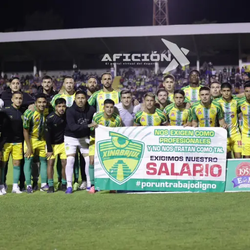 Jugadores de Xinabajul exhibieron una manta durante la fotografía oficial previa al partido ante Guastatoya, en la que exigieron el pago de sus salarios atrasados - Afición X