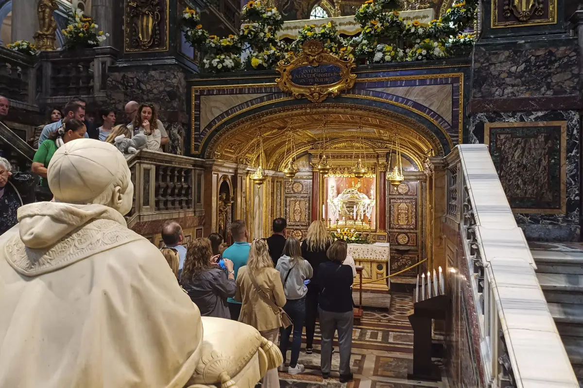 En la zona de la basílica de Santa María la Mayor en Roma, donde será enterrado el papa Francisco por su expreso deseo, la tristeza reina entre los fieles que visitan el templo y se mezcla con la normalidad de los turistas y la cotidianidad de los roma,  EFE/ Joan Mas
