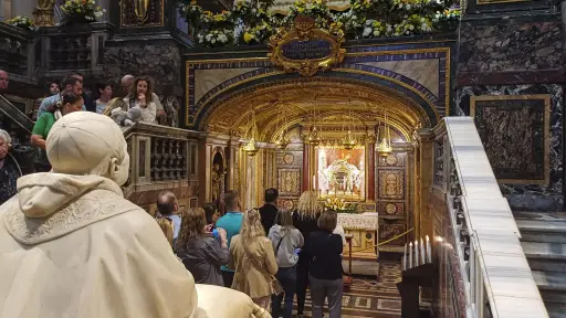 En la zona de la basílica de Santa María la Mayor en Roma, donde será enterrado el papa Francisco por su expreso deseo, la tristeza reina entre los fieles que visitan el templo y se mezcla con la normalidad de los turistas y la cotidianidad de los roma , EFE/ Joan Mas