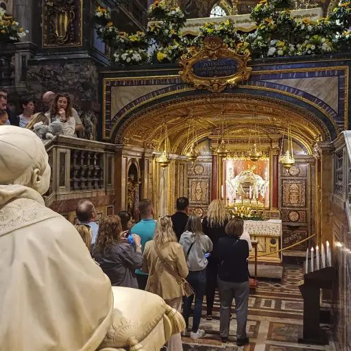 En la zona de la basílica de Santa María la Mayor en Roma, donde será enterrado el papa Francisco por su expreso deseo, la tristeza reina entre los fieles que visitan el templo y se mezcla con la normalidad de los turistas y la cotidianidad de los roma , EFE/ Joan Mas