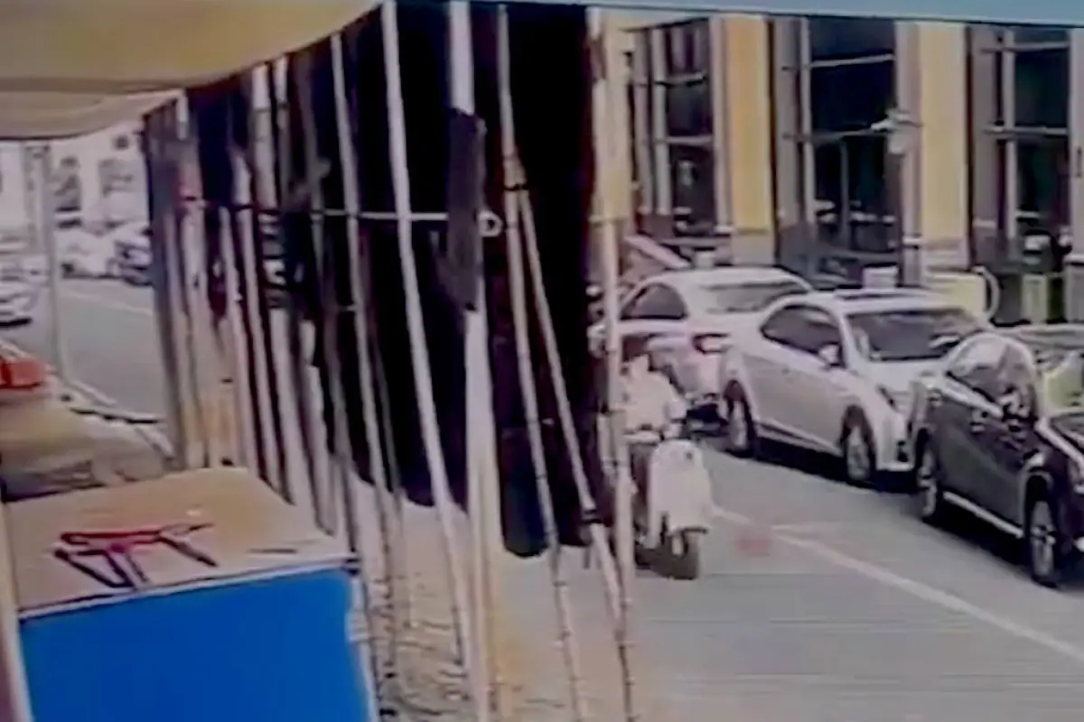 Mujer muere tras ser golpeada por un ladrillo., Captura de pantalla video X.