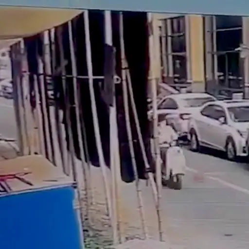 Mujer muere tras ser golpeada por un ladrillo. ,Captura de pantalla video X.