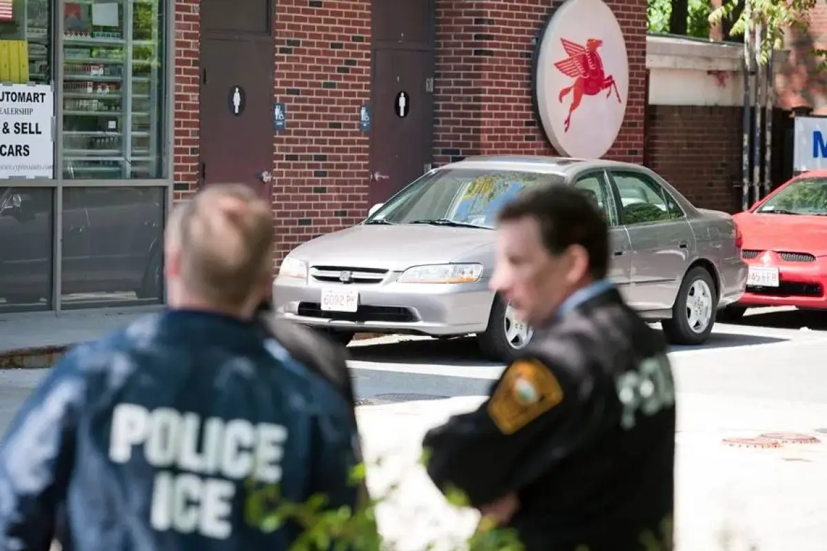 Agentes del Servicio de Control de Inmigración y Aduanas (ICE) de Estados Unidos se preparan para redadas para buscar indocumentados., de archivo EFE