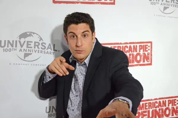 Jason Biggs pierde 45 libras tras luchar contra sus adicciones