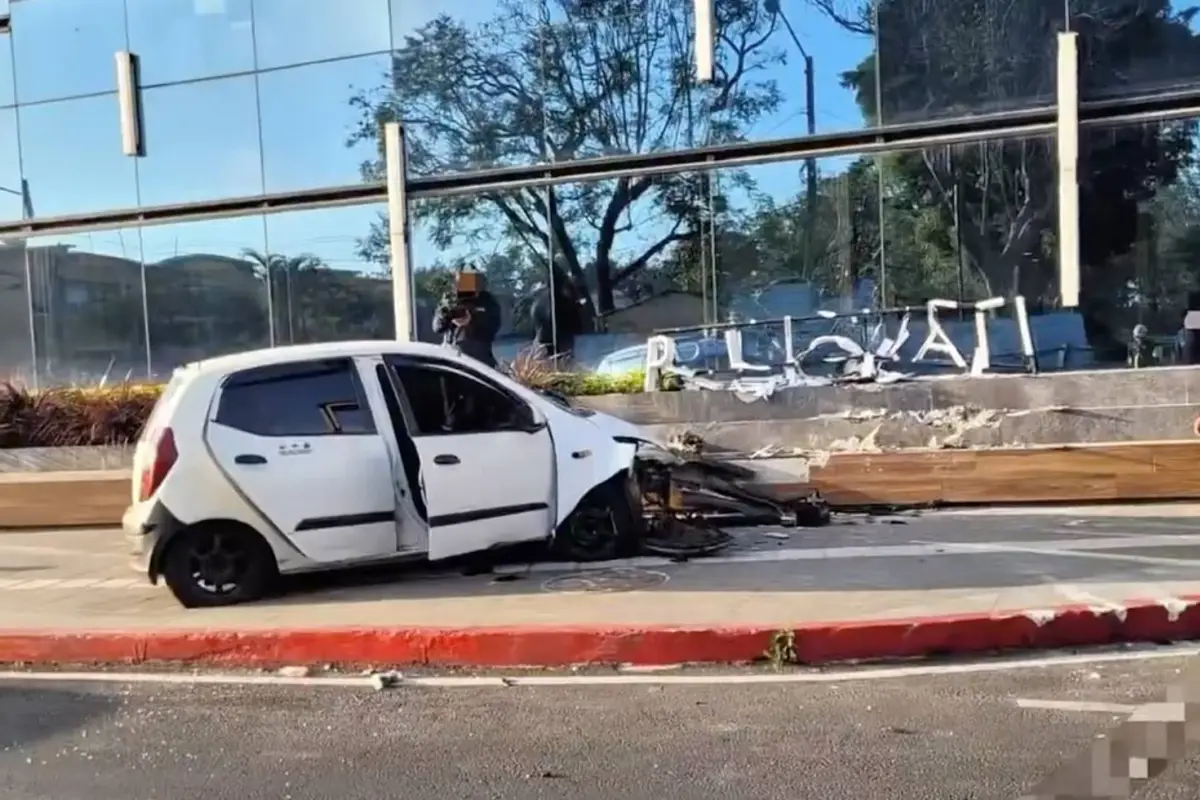 El conductor del vehículo perdió el control del volante tras ser atacado a balazos y chocó contra un edificio., PMT capitalina/Montejo