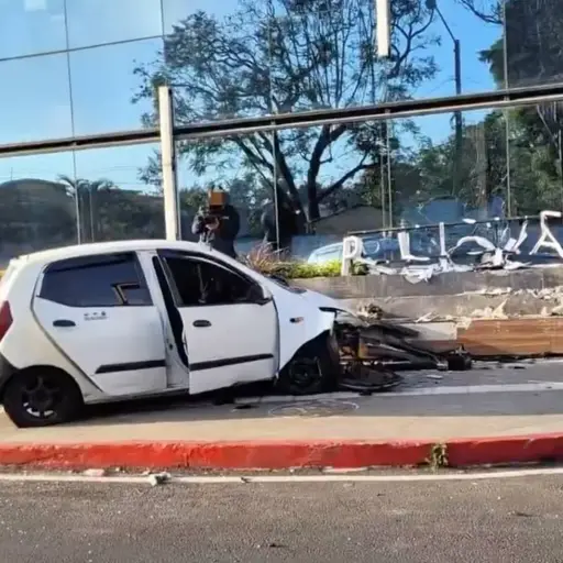 El conductor del vehículo perdió el control del volante tras ser atacado a balazos y chocó contra un edificio. ,PMT capitalina/Montejo