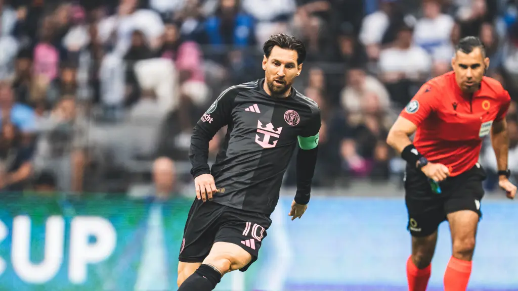 Lionel Messi y el árbitro guatemalteco Mario Escobar - Inter Miami