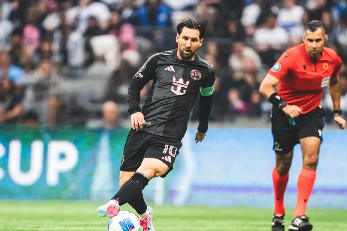Lionel Messi y el árbitro guatemalteco Mario Escobar - Inter Miami