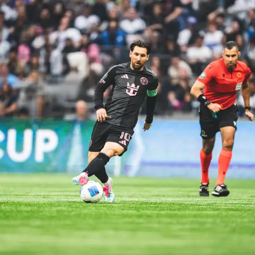 Lionel Messi y el árbitro guatemalteco Mario Escobar - Inter Miami