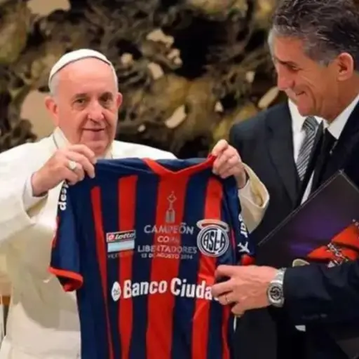 El Papa Francisco con la camiseta de su amado San Lorenzo de Almagro - San Lorenzo