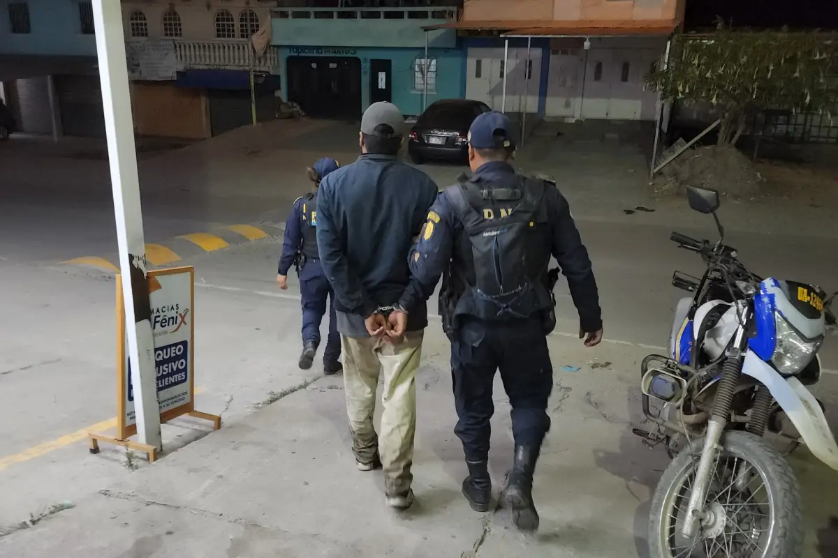 Uno de los presuntos sicarios detenidos., PNC