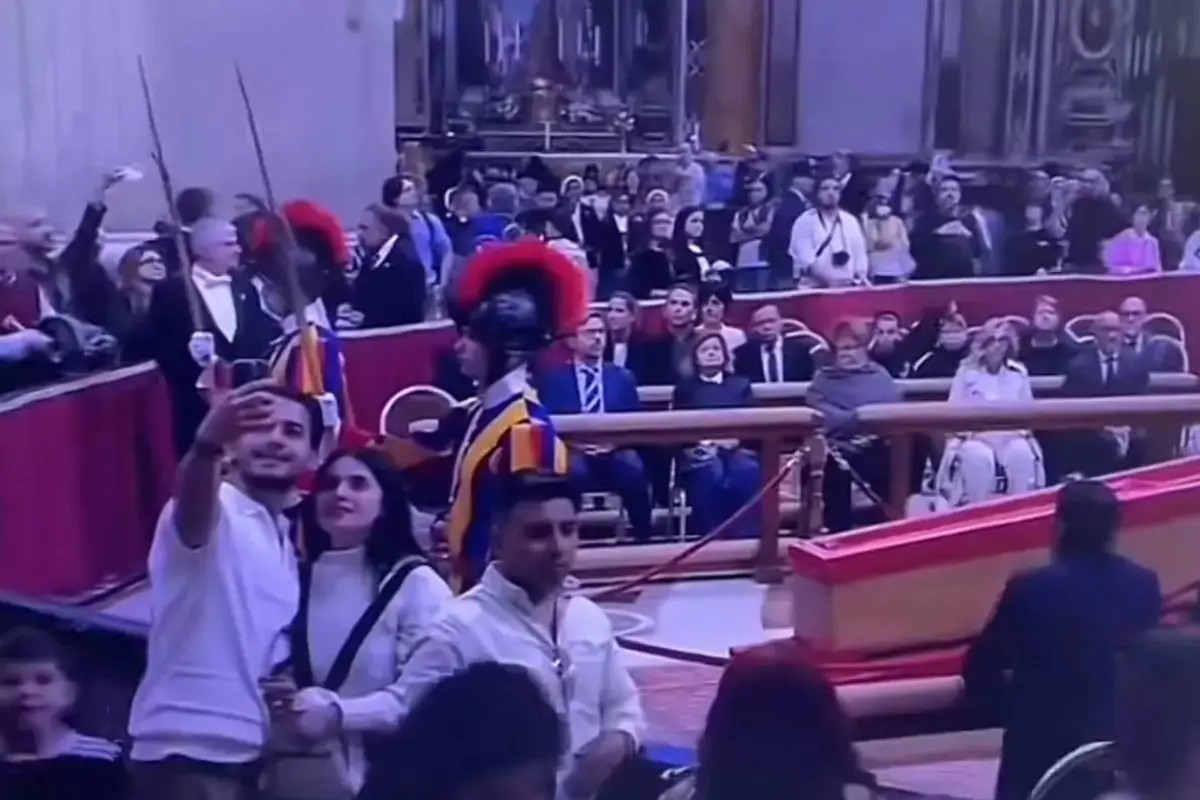 Prohíben uso de celulares frente al cuerpo del Papa Francisco., Redes sociales