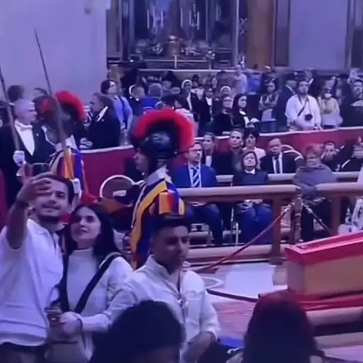 Prohíben uso de celulares frente al cuerpo del Papa Francisco. ,Redes sociales