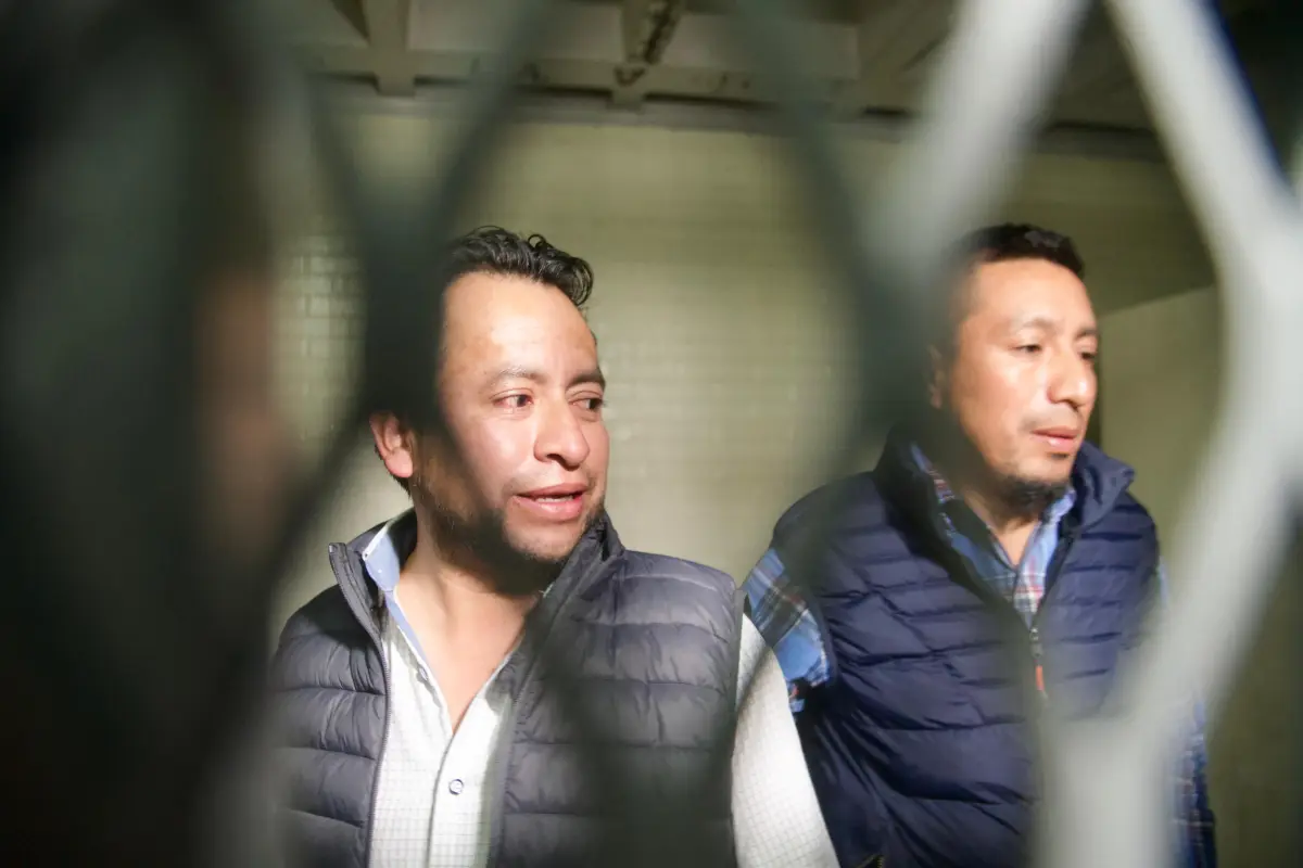 El viceministro del MEM, Luis Pacheco, y el extesorero de la junta directiva de los 48 Cantones de Totonicapán, Héctor Chaclán, en carceletas de tribunales., Omar Solís/Emisoras Unidas
