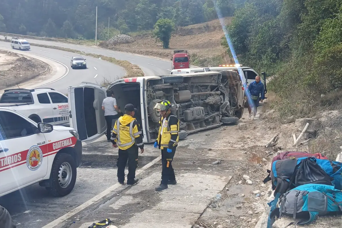 El microbús con turistas mexicanos quedó volcado sobre la carretera., Bomberos Voluntarios