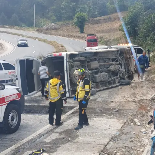 El microbús con turistas mexicanos quedó volcado sobre la carretera. ,Bomberos Voluntarios