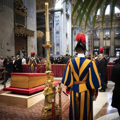 Cierran féretro del papa Francisco en la basílica de San Pedro ,EFE