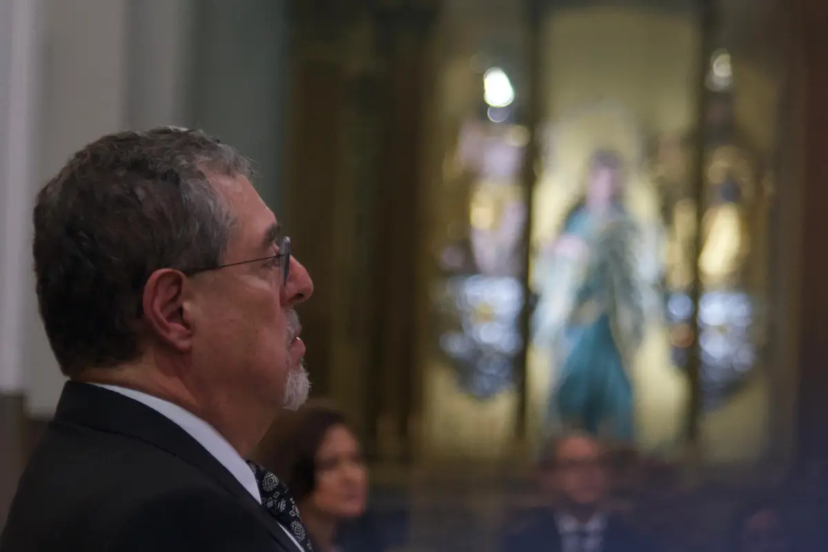 El presidente Bernardo Arévalo durante la homilía en Catedral Metropolitana, en honor al Papa Francisco., Omar Solís/Emisoras Unidas