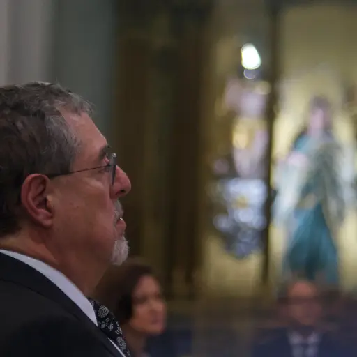 El presidente Bernardo Arévalo durante la homilía en Catedral Metropolitana, en honor al Papa Francisco. ,Omar Solís/Emisoras Unidas