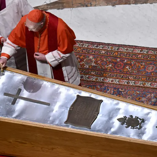 Cierran féretro del papa Francisco en la basílica de San Pedro ,EFE