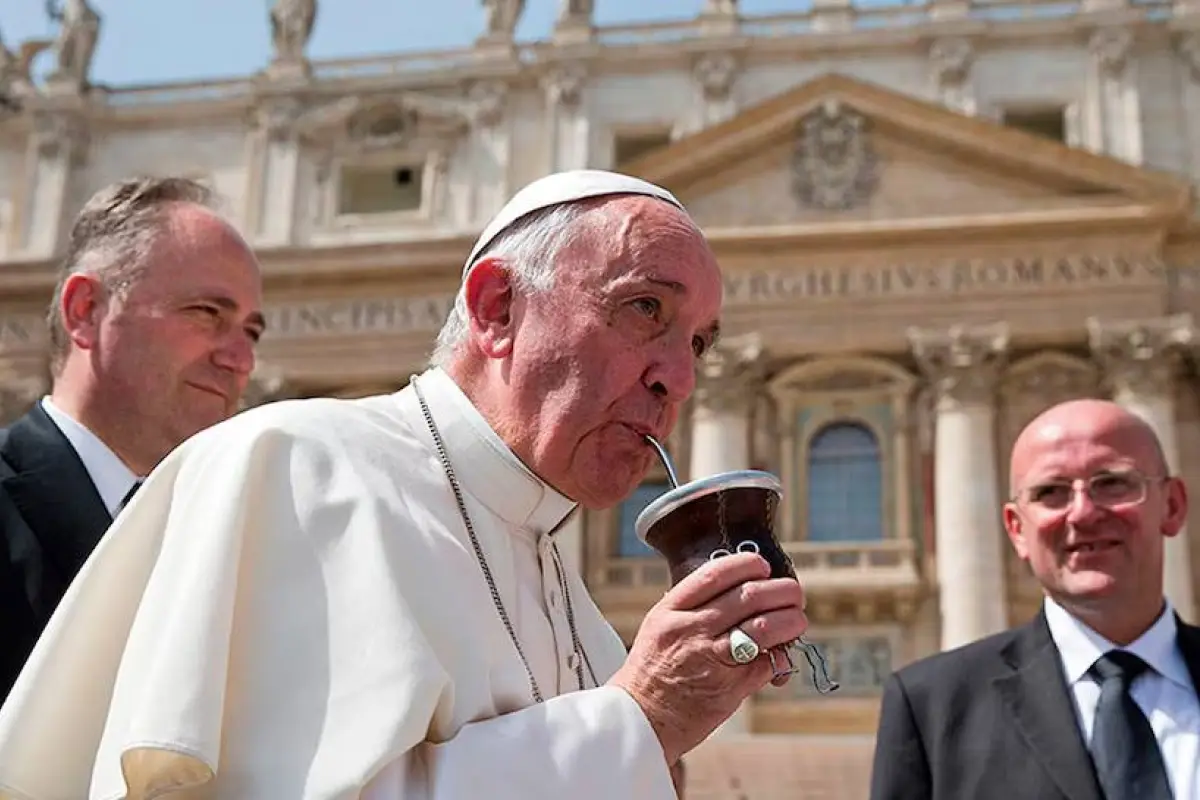 Papa Francisco captado tomando mate, una bebida tradicional de Argentina 