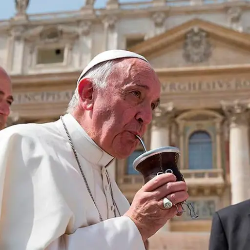 Papa Francisco captado tomando mate, una bebida tradicional de Argentina 