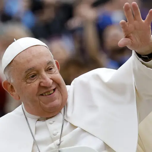 Fotografía de archivo del pasado 20 de noviembre de 2024 que muestra al papa Francisco durante una audiencia general en la Plaza de San Pedro en el Vaticano. ,Foto EFE