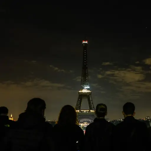 La Torre Eiffel se apagó en señal de duelo por el papa Francisco ,EFE