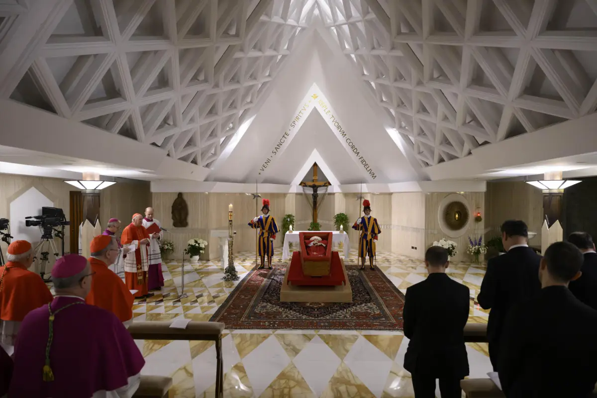 El Vaticano difundió este martes las primeras imágenes del papa Francisco, fallecido este lunes a los 88 años, en el féretro de madera en la capilla de la que fue su residencia, la Casa Santa Marta,  EFE/Simone Risoluti/Dicasterio para La Comunicación De La Santa Sede SOLO USO EDITORIAL/SOLO DISPONIBLE PARA ILUSTRAR LA NOTICIA QUE ACOMPAÑA (CRÉDITO OBLIGATORIO)
