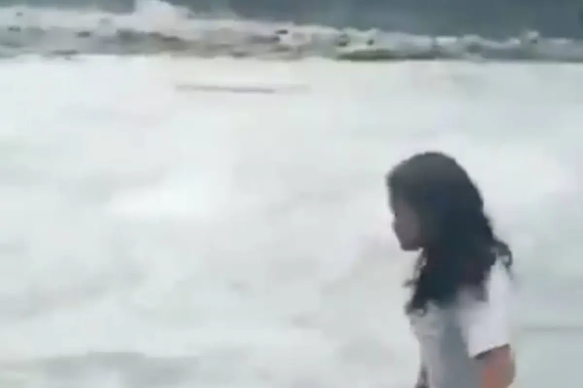 Mujer se ahoga frente a su hija., Captura de pantalla video X.