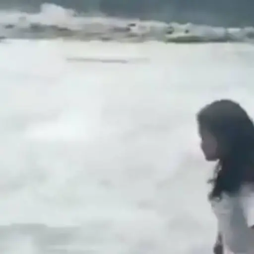 Mujer se ahoga frente a su hija. ,Captura de pantalla video X.