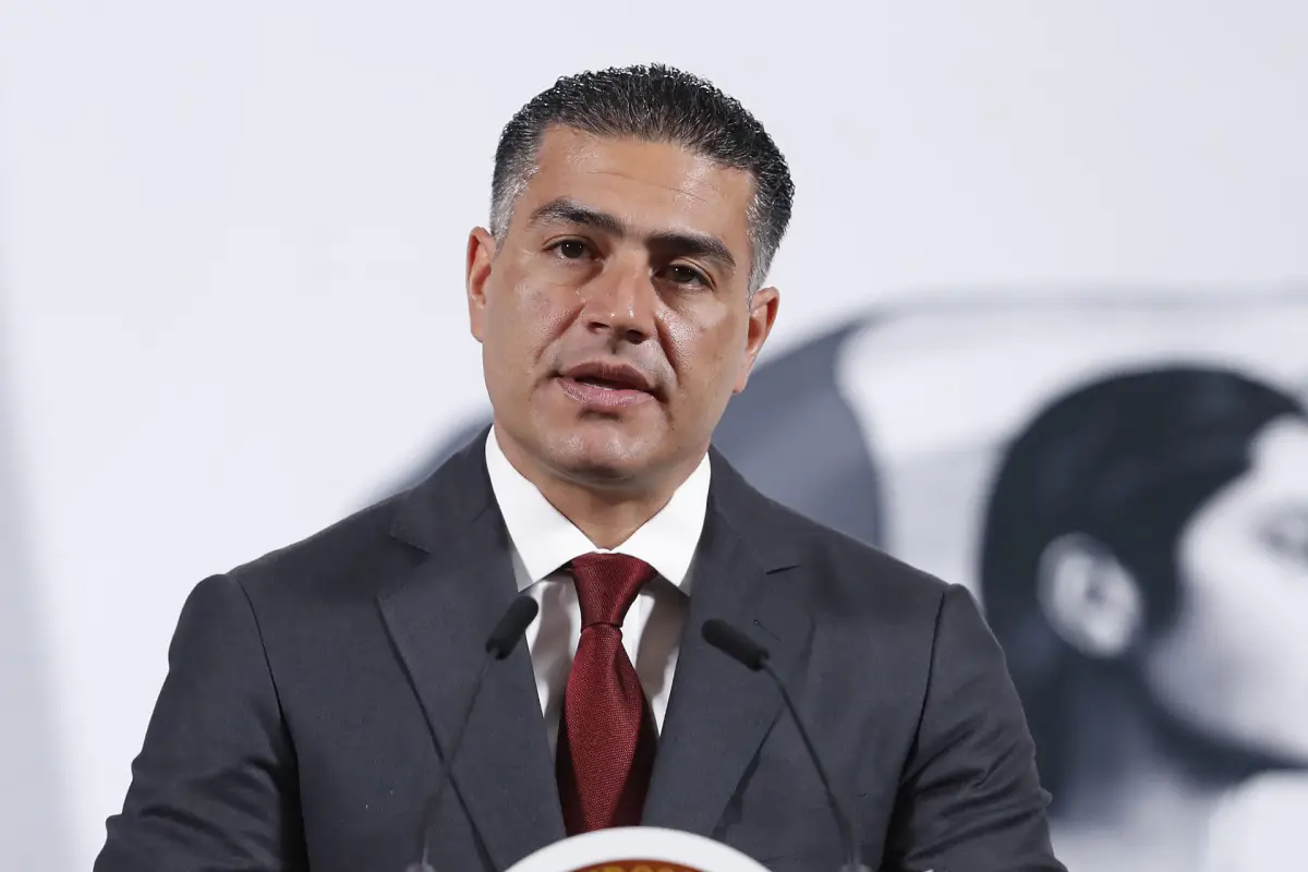 El titular de la Secretaría de Seguridad y Protección Ciudadana (SSPC) Omar García Harfuch, habla durante una rueda de prensa este martes, en el Palacio Nacional de la Ciudad de México.,  EFE